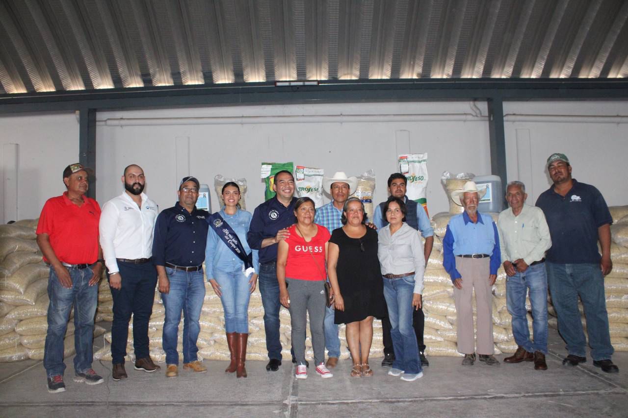 Roberto Cabrera Entrega Toneladas De Ma Z Y Cerca De Paquetes