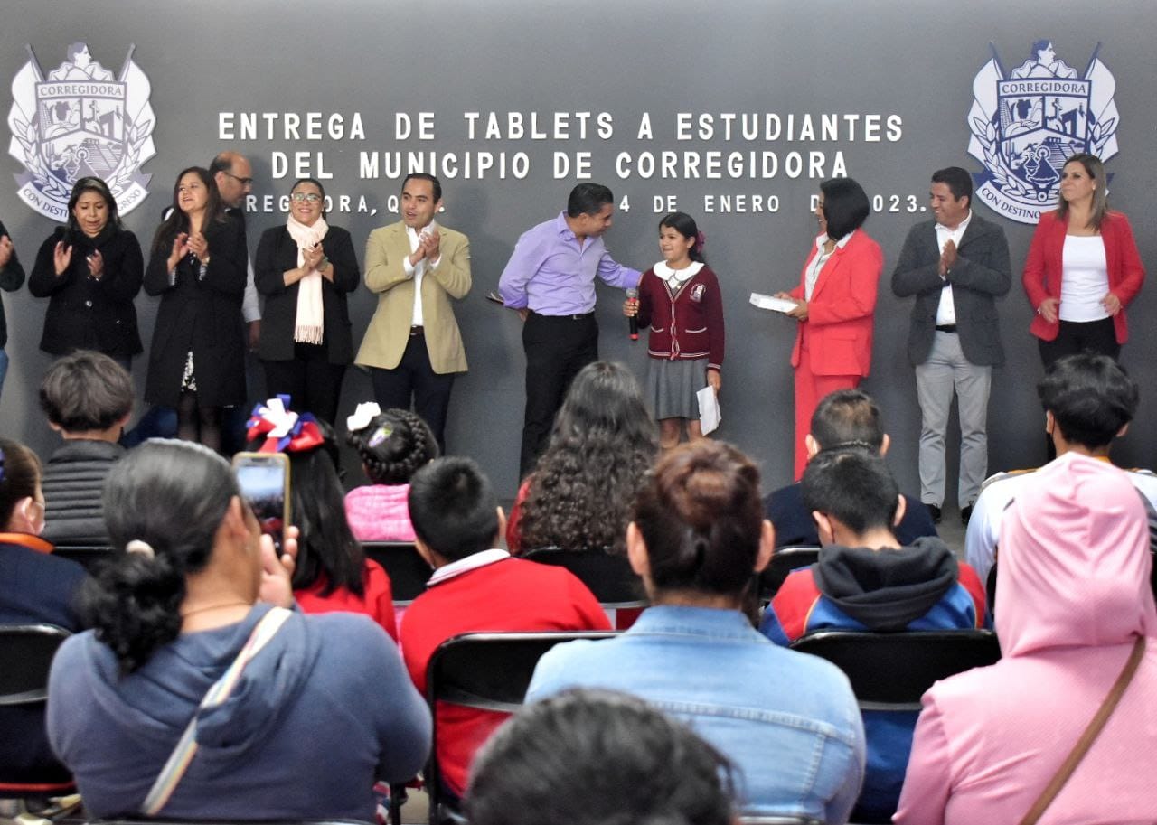 Entregan tablets a estudiantes de Corregidora