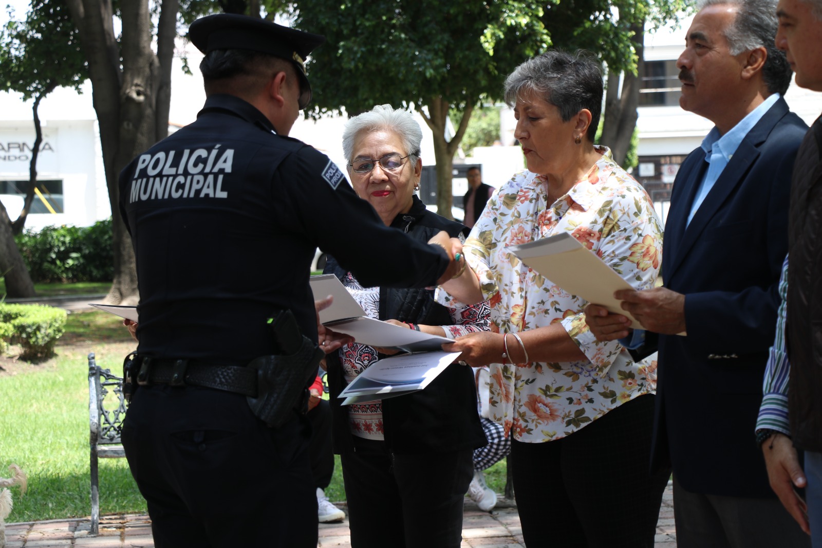 Lee más sobre el artículo Vecinos de Jardines de la Hacienda, reconocen el trabajo de elementos policiales de la SSPMQ, que vigilan esa zona