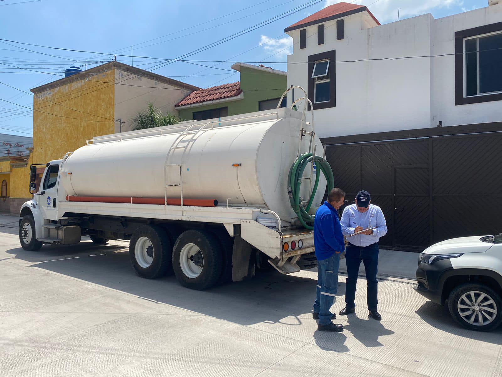 Lee más sobre el artículo Atención vecinos de Paseo de Dublín, Tejeda, la pipa de la CEA,  anuncia con claxon su servicio para seguir distribuyendo agua de manera gratuita