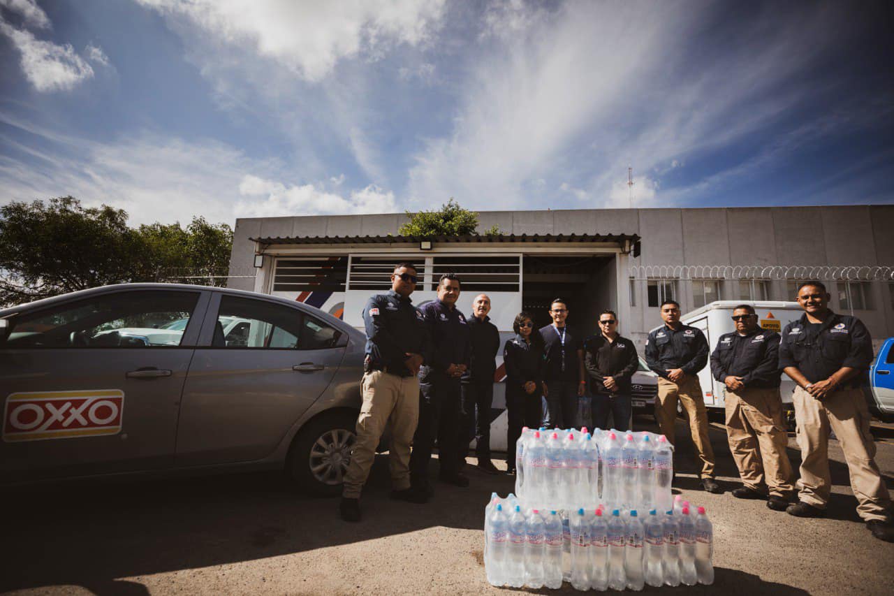 Lee más sobre el artículo OXXO, dona e 5,994 litros en botellas de agua, para la hidratación del personal de PC municipal, durante sus actividades diarias