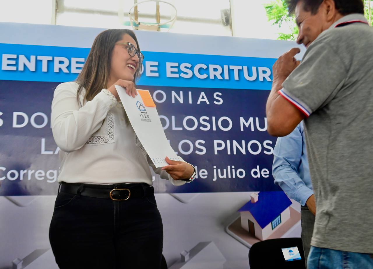Lee más sobre el artículo Entregan SEDESOQ e IVEQ escrituras en el municipio de Corregidora