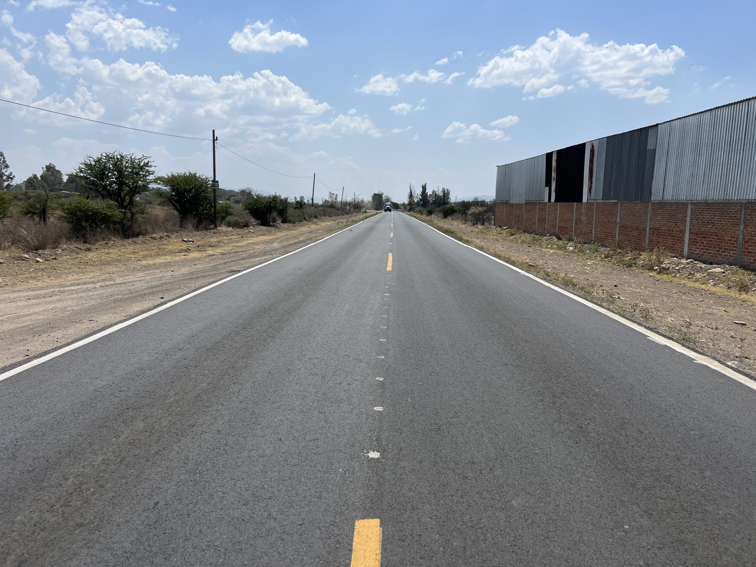 Lee más sobre el artículo Rehabilitan autoridades carretera estatal de acceso a San Isidro, Corregidora