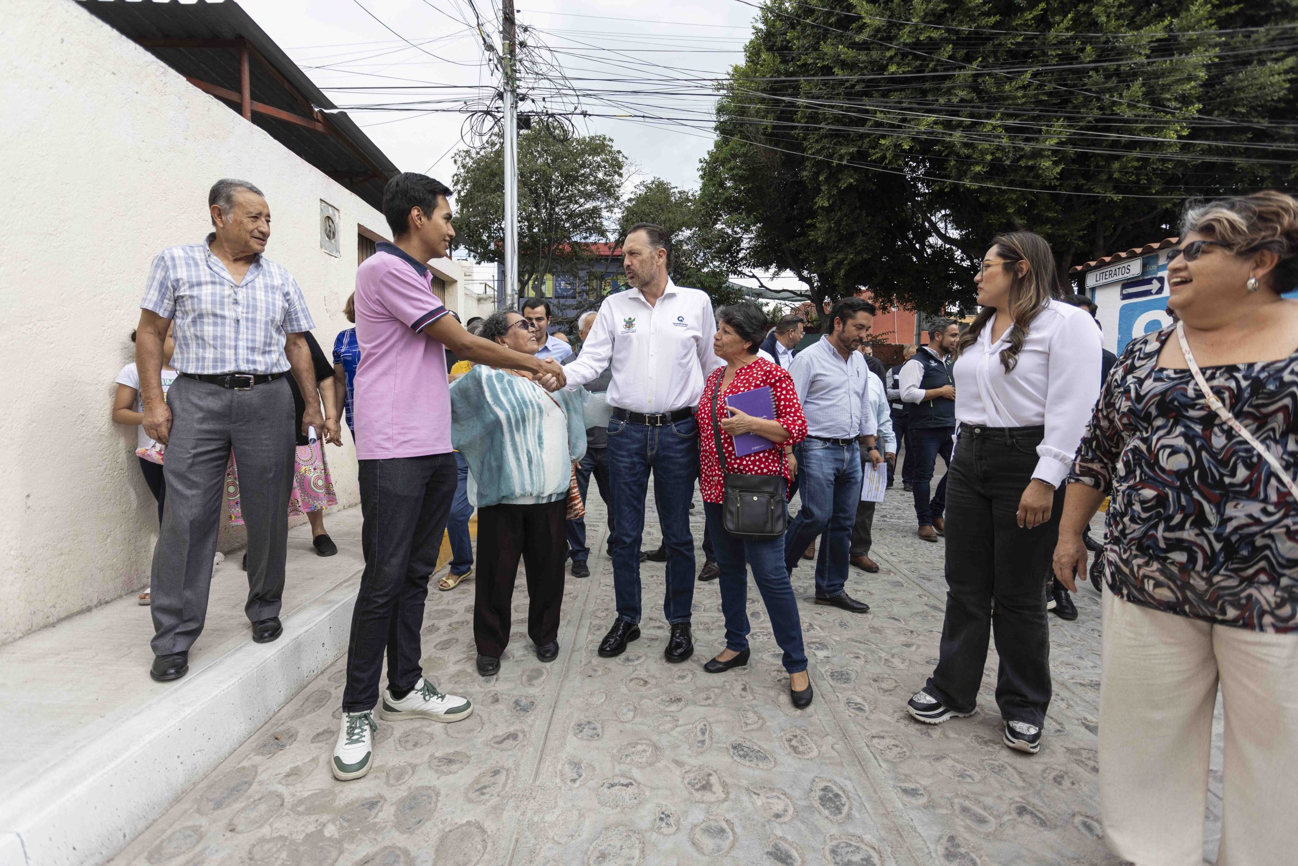 Lee más sobre el artículo Entrega Mauricio Kuri mejora de calles en la colonia El Marqués