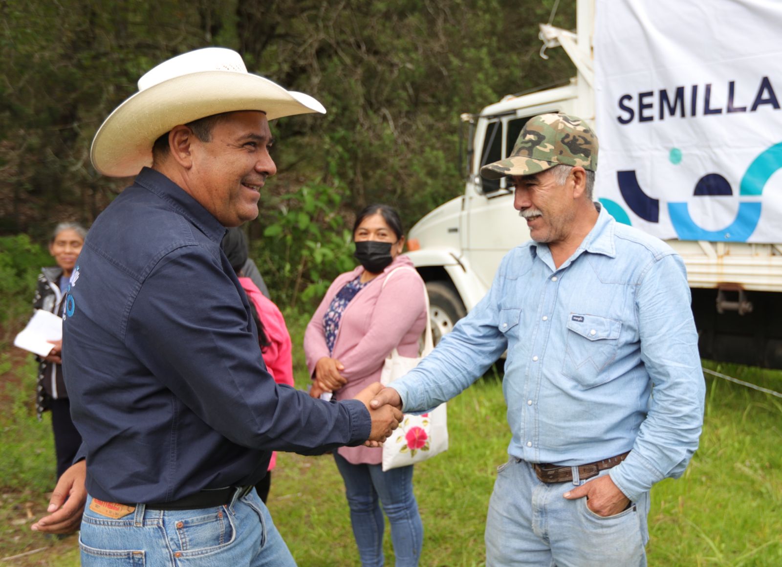 Lee más sobre el artículo Entrega SEDEA semilla para cultivos forrajeros en San Joaquín, Peñamiller y Tolimán