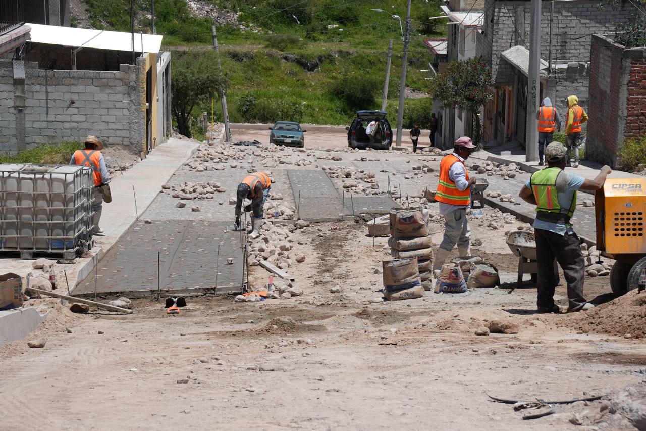 Lee más sobre el artículo Supervisan el mejoramiento de vialidades en la colonia Rincón de Guadalupe en Corregidora