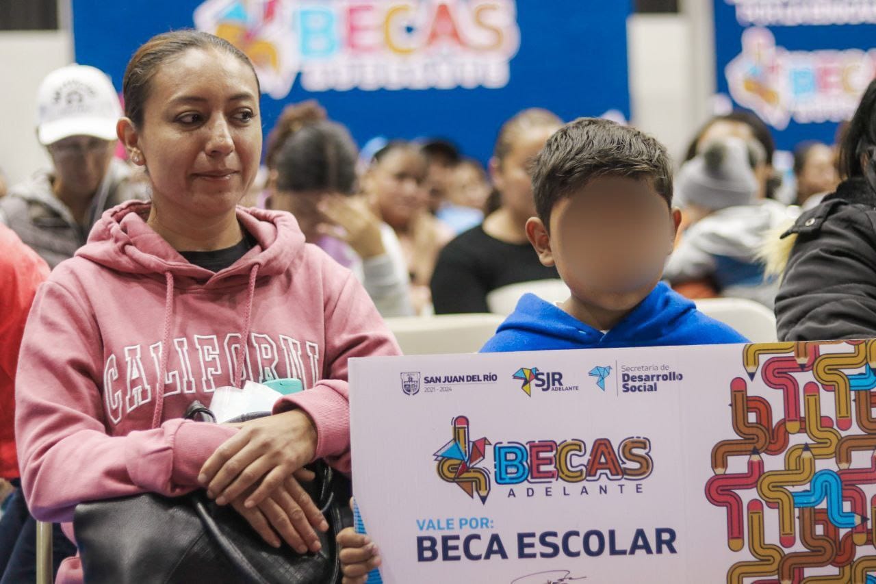 Lee más sobre el artículo Con 60 mdp en recursos y 20 mil beneficiarios, Gobierno de Roberto Cabrera concluye entrega de apoyos del “Programa Becas Adelante”