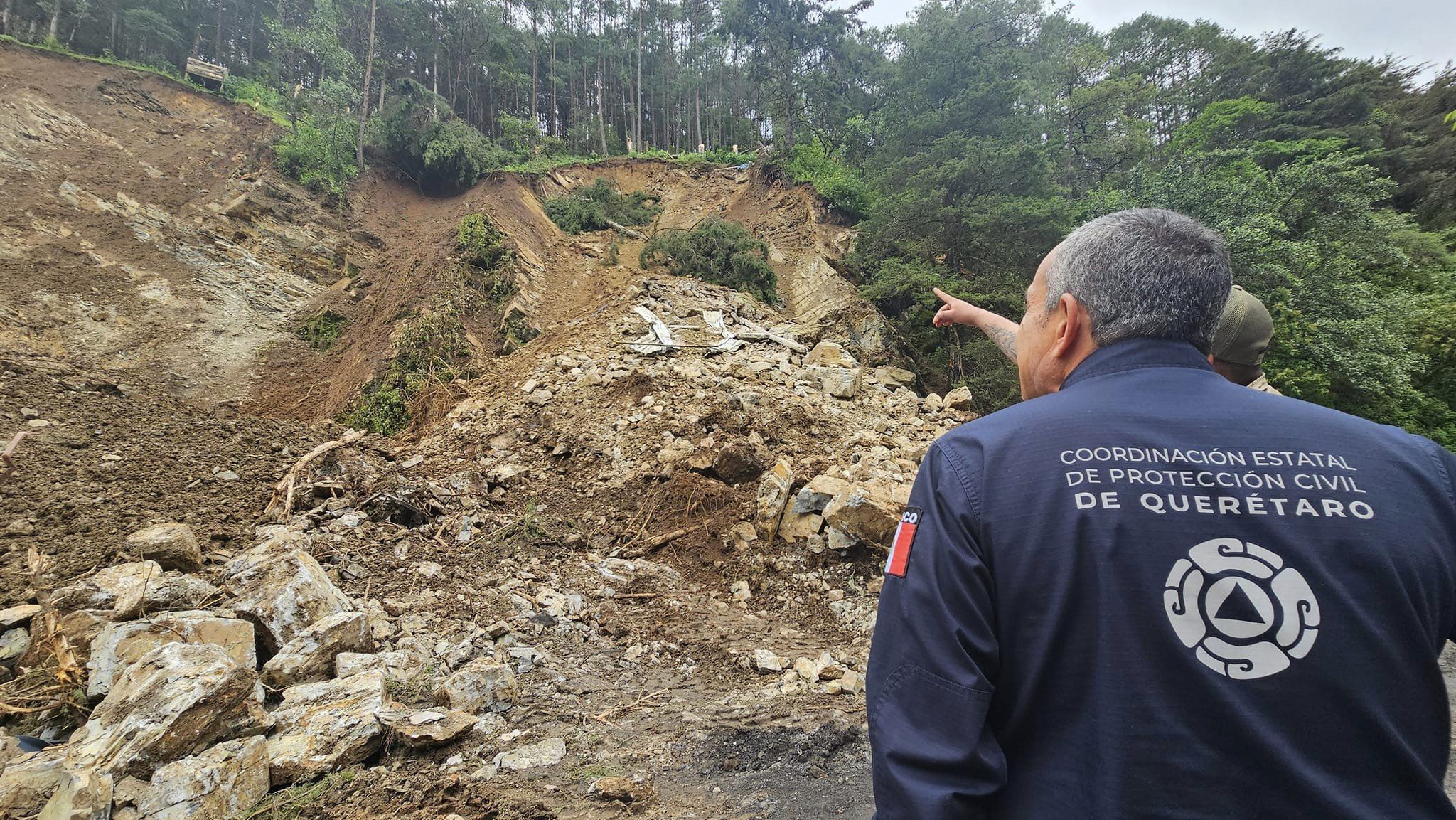 Lee más sobre el artículo Continúan las labores de remoción de la CEI, en la Carr. Federal 120, en Pinal de Amoles