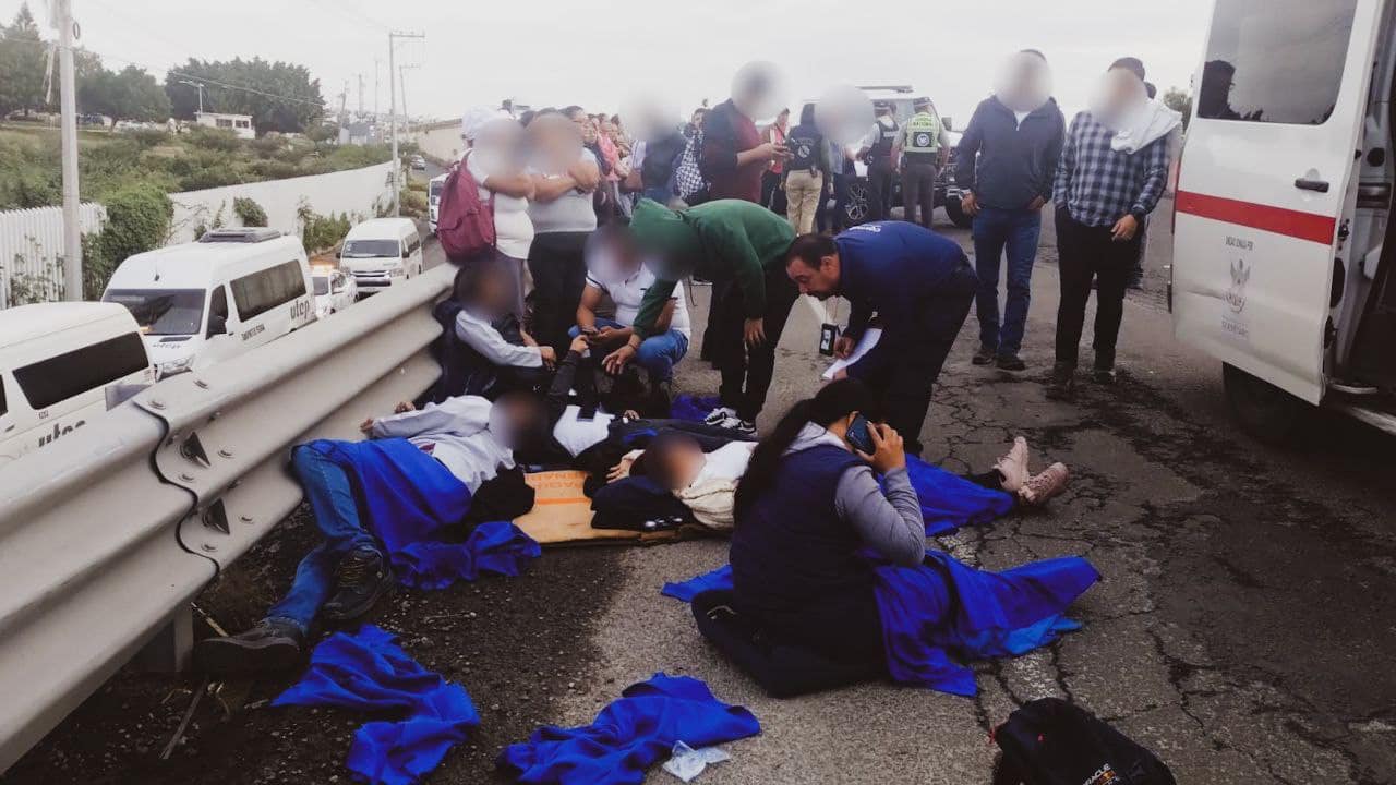 Lee más sobre el artículo 6 lesionados por accidente vehicular en el Libramiento Surponiente; 4 fueron trasladados a un hospital para mayor atención