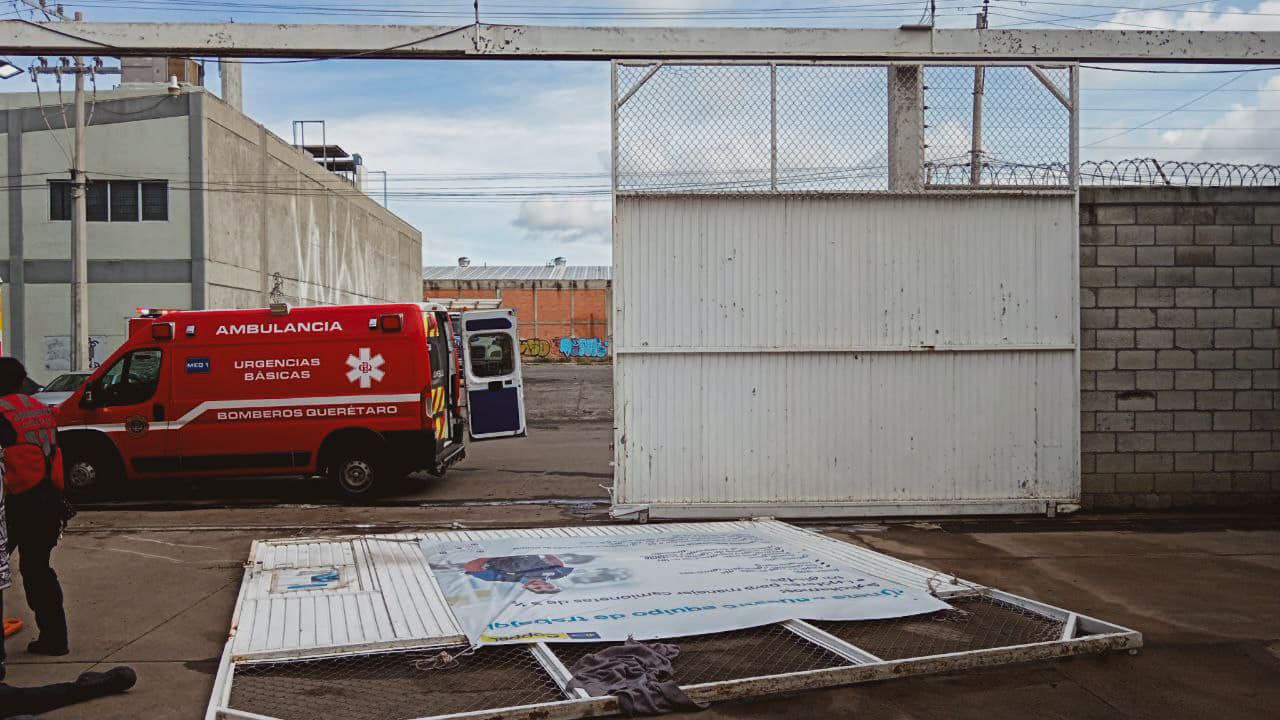 Lee más sobre el artículo Trasladan al hospital a un hombre que resultó lesionado tras caerle encima un portón