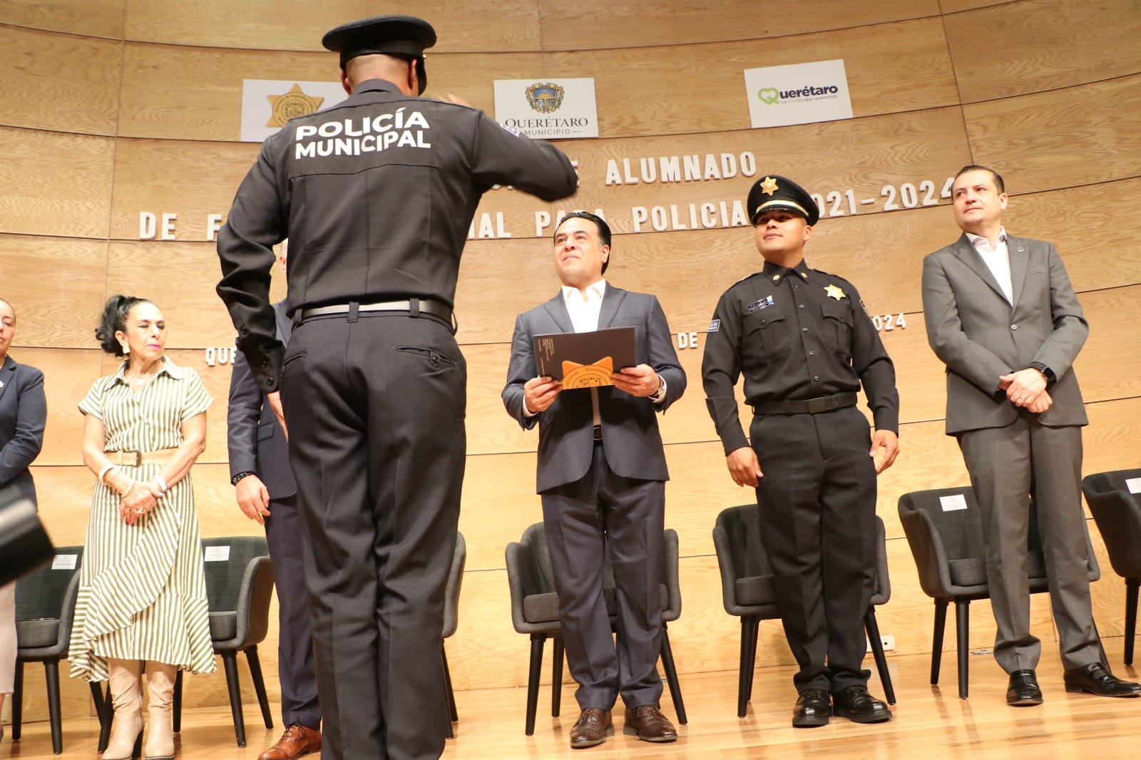 Lee más sobre el artículo Toman protesta a 13 nuevos policías que concluyeron su preparación en el Instituto Policial de Estudios Superiores
