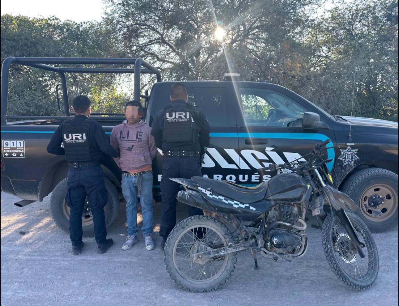 Lee más sobre el artículo Lo detienen por manejar una motocicleta que contaba con reporte de robo vigente; circulaba sin placas en un camino de terracería en El Marqués