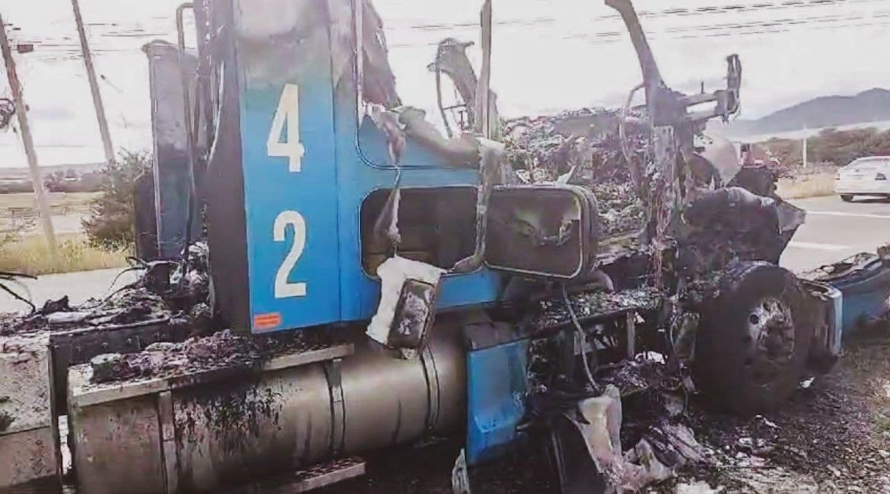 Lee más sobre el artículo Arde en llamas la cabina de un vehículo de carga pesada en Libramiento Nor Poniente