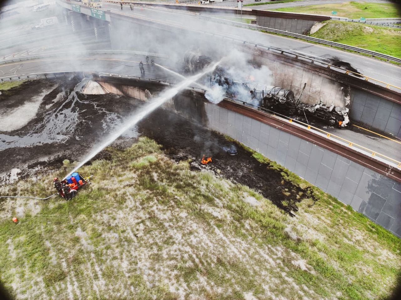 Lee más sobre el artículo Siguen los trabajos para mitigar el fuego en 2 autotanques sobre la  desviación a San Miguel de Allende, de la carretera a SLP