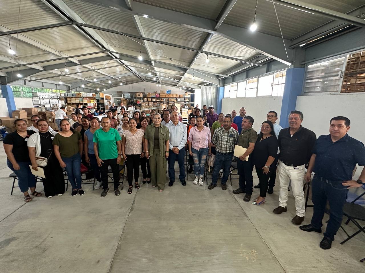 Lee más sobre el artículo Dotan de mobiliario educativo a 37 escuelas de la sierra gorda
