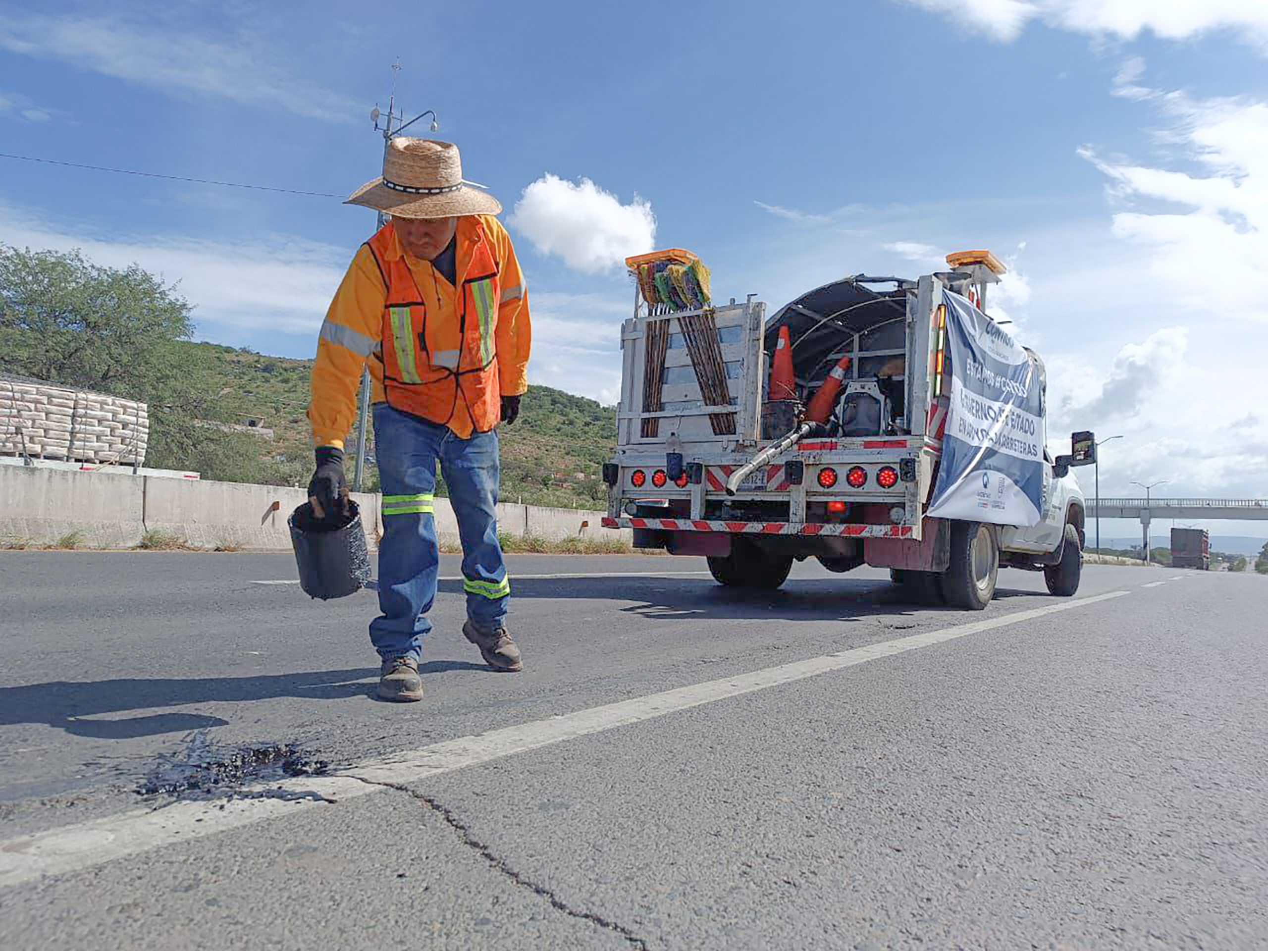 Lee más sobre el artículo Autoridades estatales realizan el mantenimiento de la Carretera Federal 120