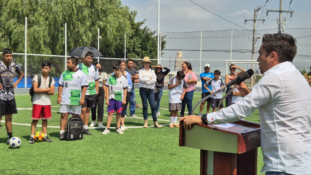 Lee más sobre el artículo Entrega alcalde de Corregidora rehabilitación de cancha deportiva en El Milagrito
