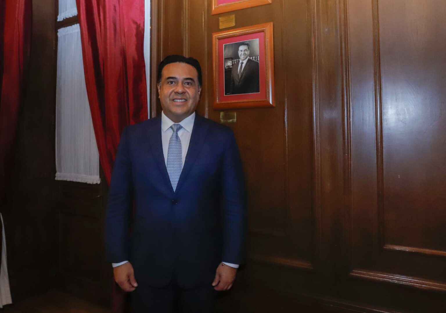 Lee más sobre el artículo Colocan foto de Luis Nava en la pared de Presidentes del Salón de Cabildo