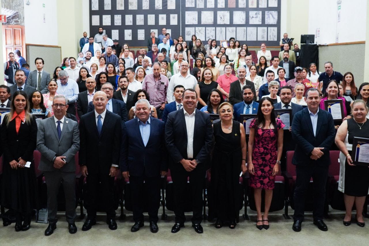 Lee más sobre el artículo Roberto Cabrera participa en la Premiación del Profesionista del Año 2024 de FECAP San Juan del Río