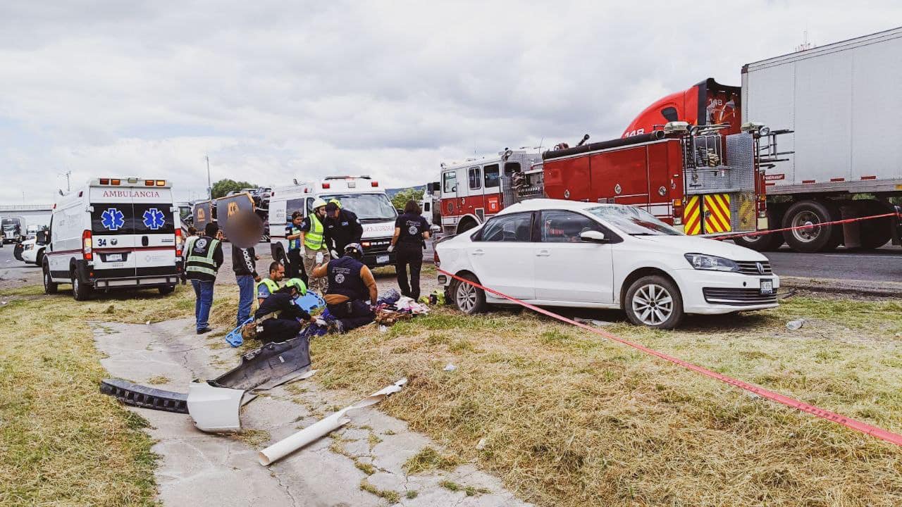 Lee más sobre el artículo Una persona fallecida y 2 heridas por un accidente vehicular sobre la Querétaro-San Luis, a la altura de la comunidad Jofrito