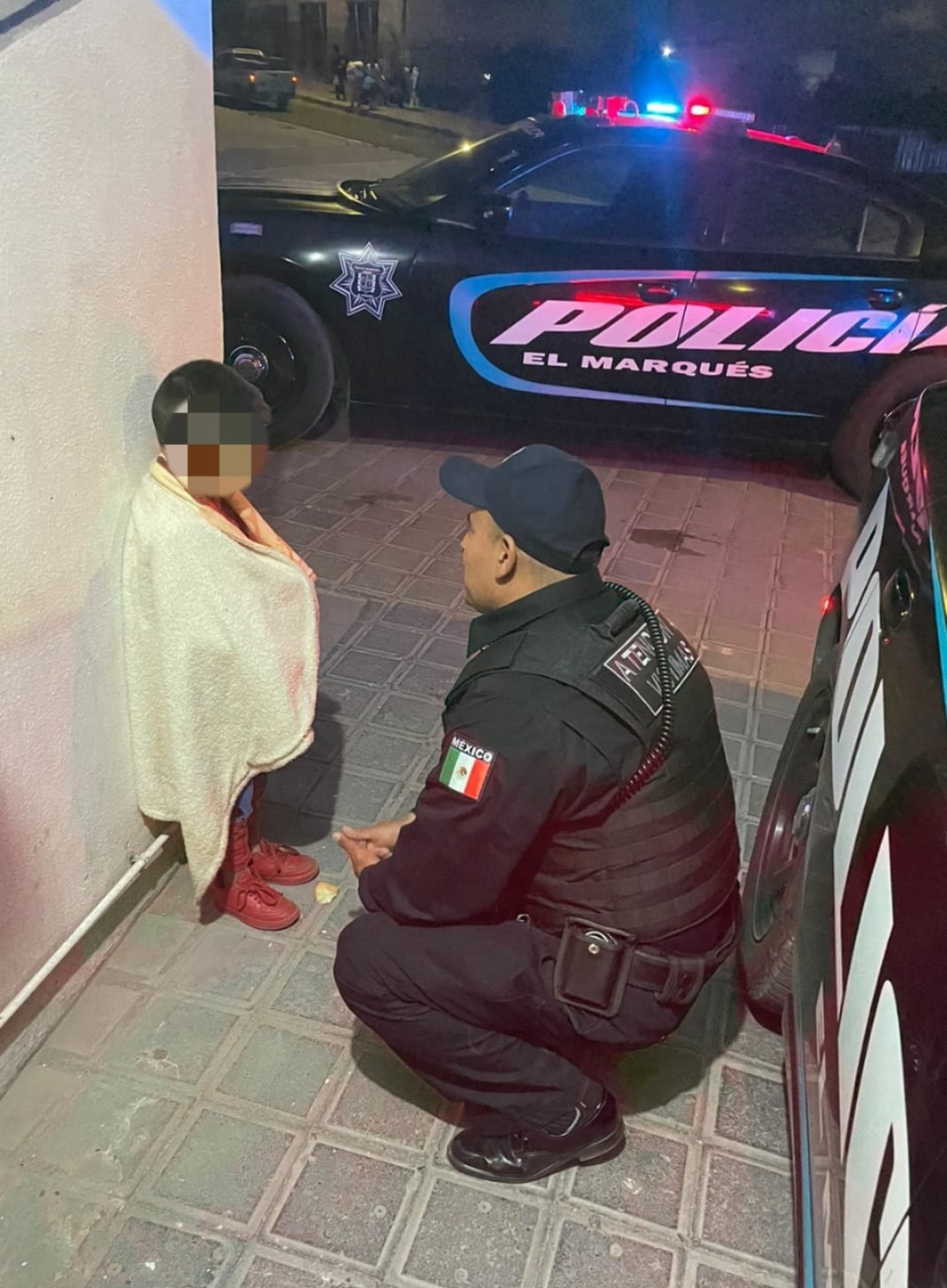 Lee más sobre el artículo Policías de El Marqués, localizan a niño extraviado y lo reúnen con sus familiares