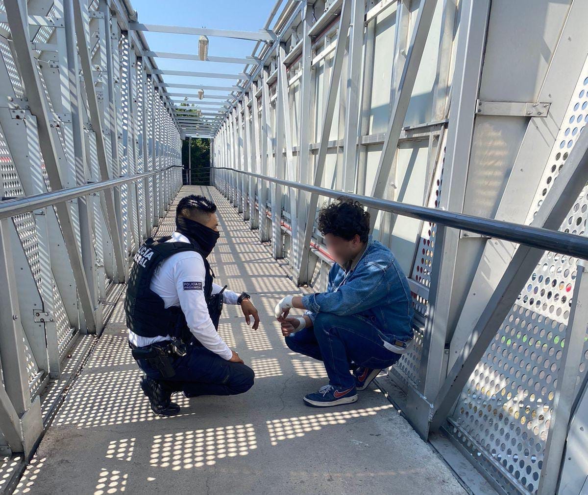 Lee más sobre el artículo Por problemas económicos y familiares, intentó saltar desde un puente peatonal ubicado en 5 de Febrero