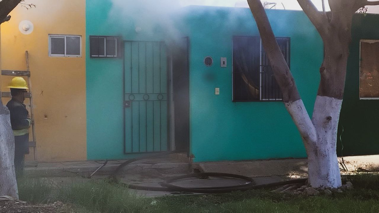 Lee más sobre el artículo Incendio en una casa habitación en la Col. Eduardo Loarca Castillo. ¡No se reportan personas lesionadas!