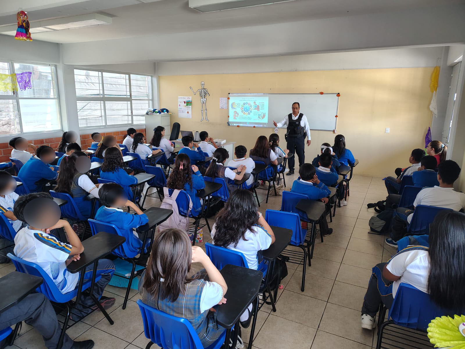 Lee más sobre el artículo Presentan ante 270 estudiantes de la Esc. Sec. Tec. 42 Octavio Silverio Mondragón Guerra, la plática “Uso responsable de las redes sociales”