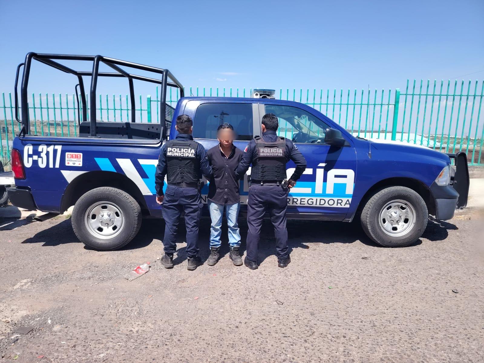 Lee más sobre el artículo Abordo de un auto con reporte de robo, trasportaba 100 gramos de cristal y bolsas de coca y “piedra”
