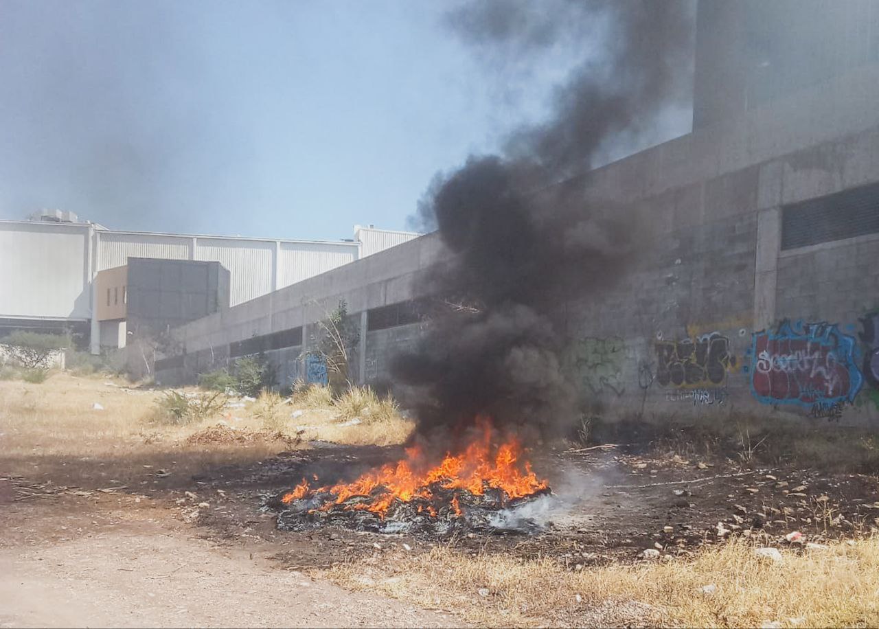 Lee más sobre el artículo Fuego en lote baldío en El Salitre por quema de llantas