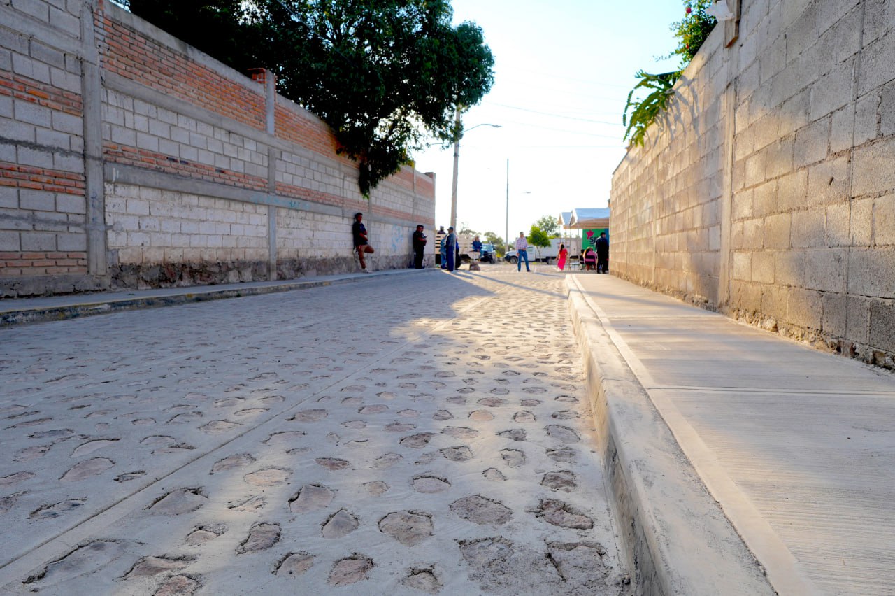 Lee más sobre el artículo Con más de 1 mdp de inversión, Roberto Cabrera entrega rehabilitación de calle en San Francisco