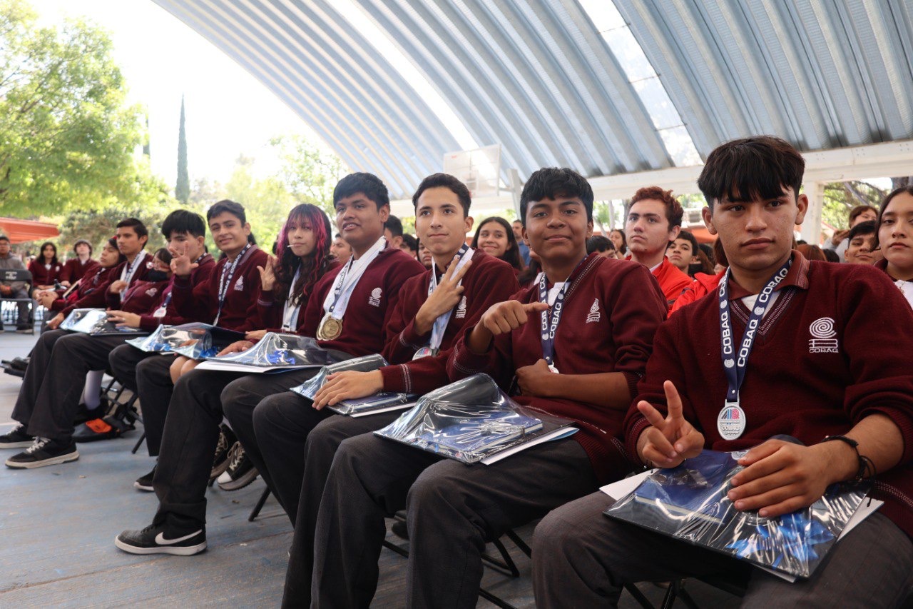 Lee más sobre el artículo Reconocen a medallistas de bachillerato de los Paranacionales CONADE 2024
