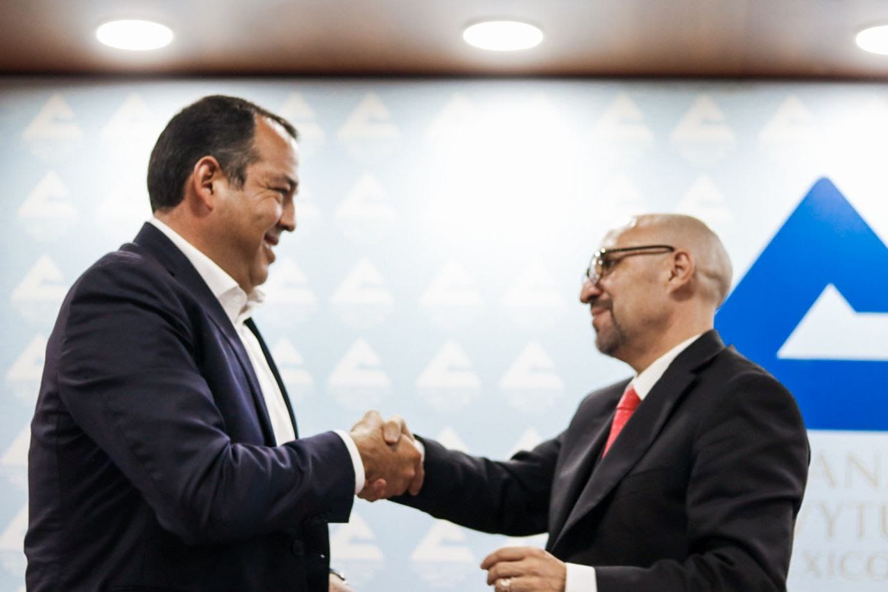 Lee más sobre el artículo CONCANACO SERVYTUR galardona a Roberto Cabrera por fomentar la prosperidad social y económica en San Juan del Río