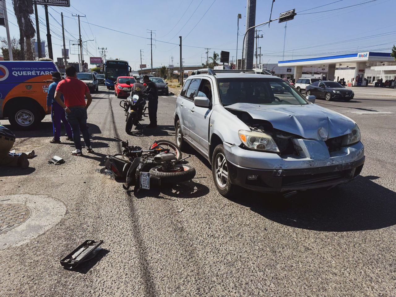 Lee más sobre el artículo Choque entre una camioneta y una motocicleta en Carrillo, deja un lesionado que fue trasladado al hospital para recibir atención especializada