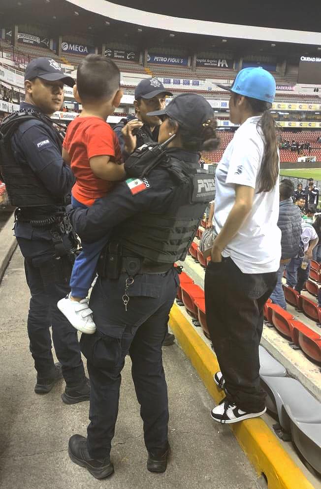 Lee más sobre el artículo Entregan a su familia a pequeño que se extravió ayer en el Corregidora; POES, reportó saldo blanco