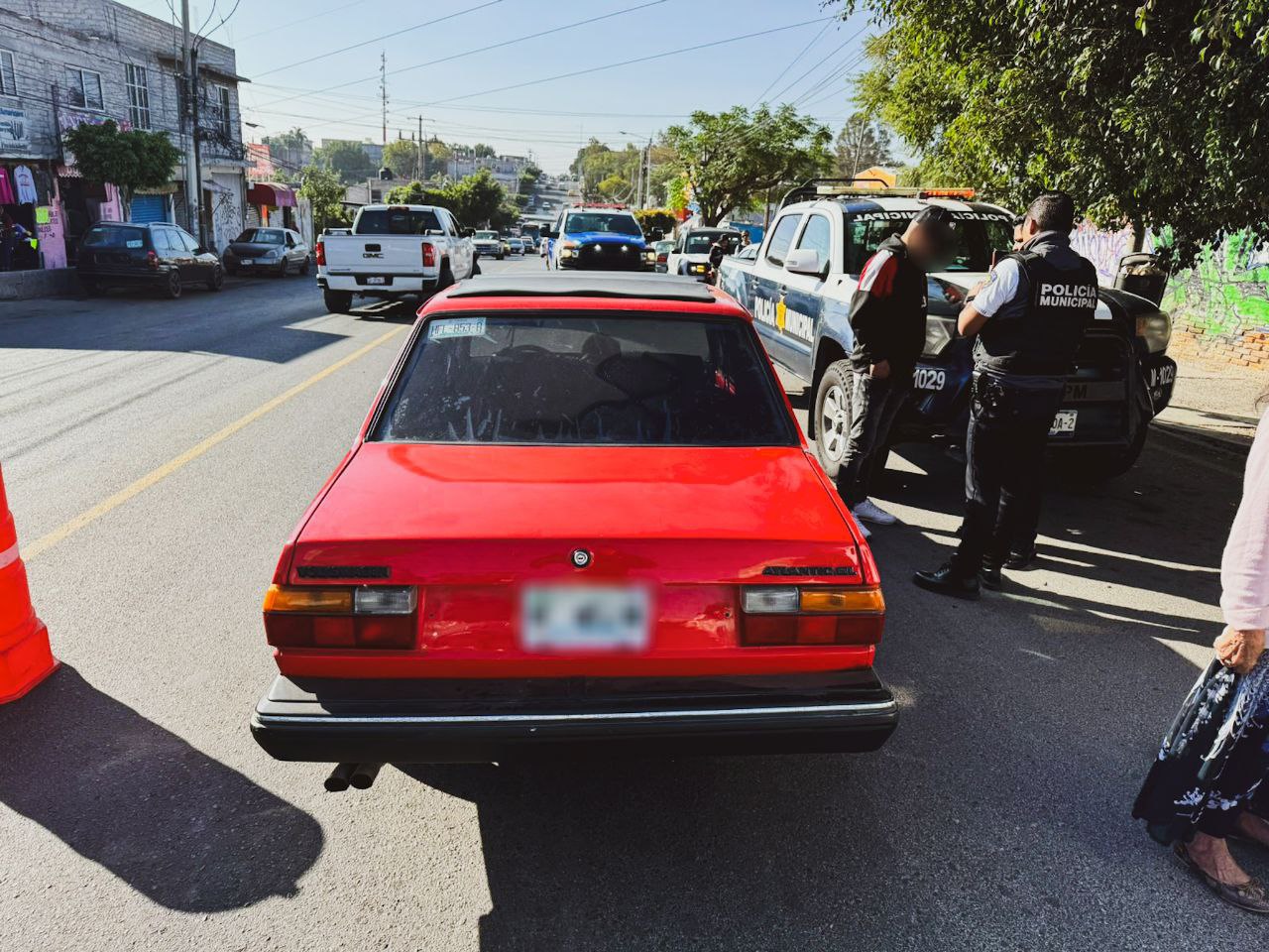 Lee más sobre el artículo En Loma Bonita, una mujer fue atropellada por este sedan; tras ser atendida en lugar no fue necesario su traslado a hospital