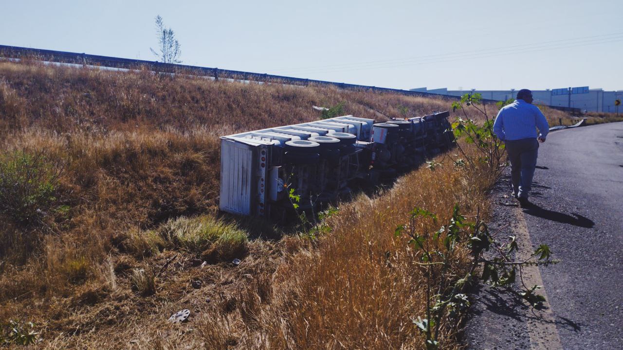 Lee más sobre el artículo Ala altura de Santa Rosa Jáuregui, se registró una volcadura de un autotransporte de carga, que circulaba  en la Carretera San Luis Potosí, en dirección a Querétaro