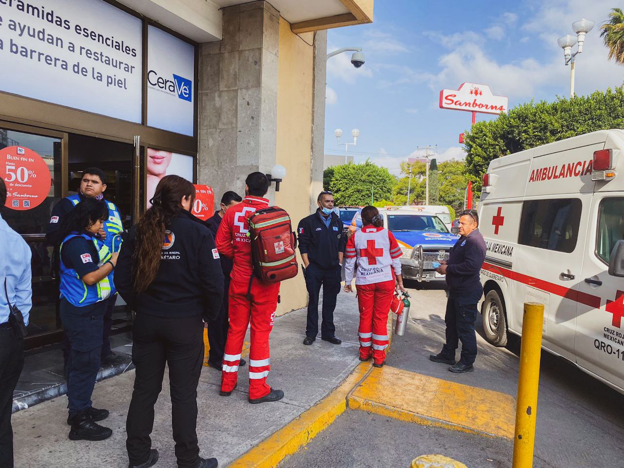 Lee más sobre el artículo Compañeros de trabajo salvan la vida de mujer que se atragantó en restaurante de plaza comercial de la capital