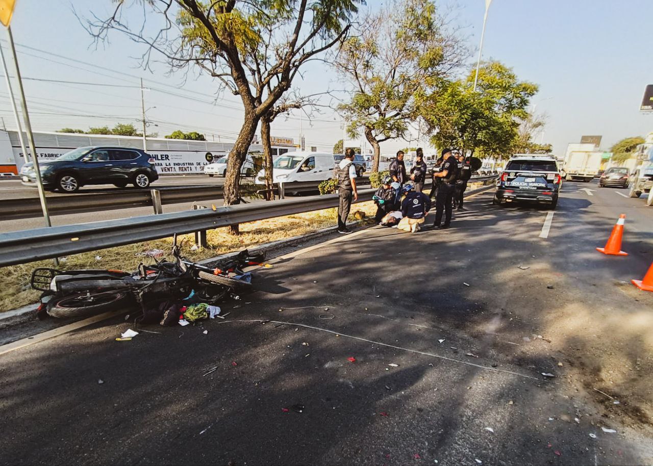 Lee más sobre el artículo Lo trasladan al hospital, tras caer de su moto por choque con camión de carga en Bernardo Quintana