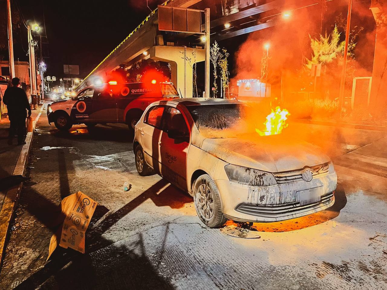 Lee más sobre el artículo Se prende en llamas al ir circulando por Zaragoza; bomberos lo apagaron y conductor sale ileso