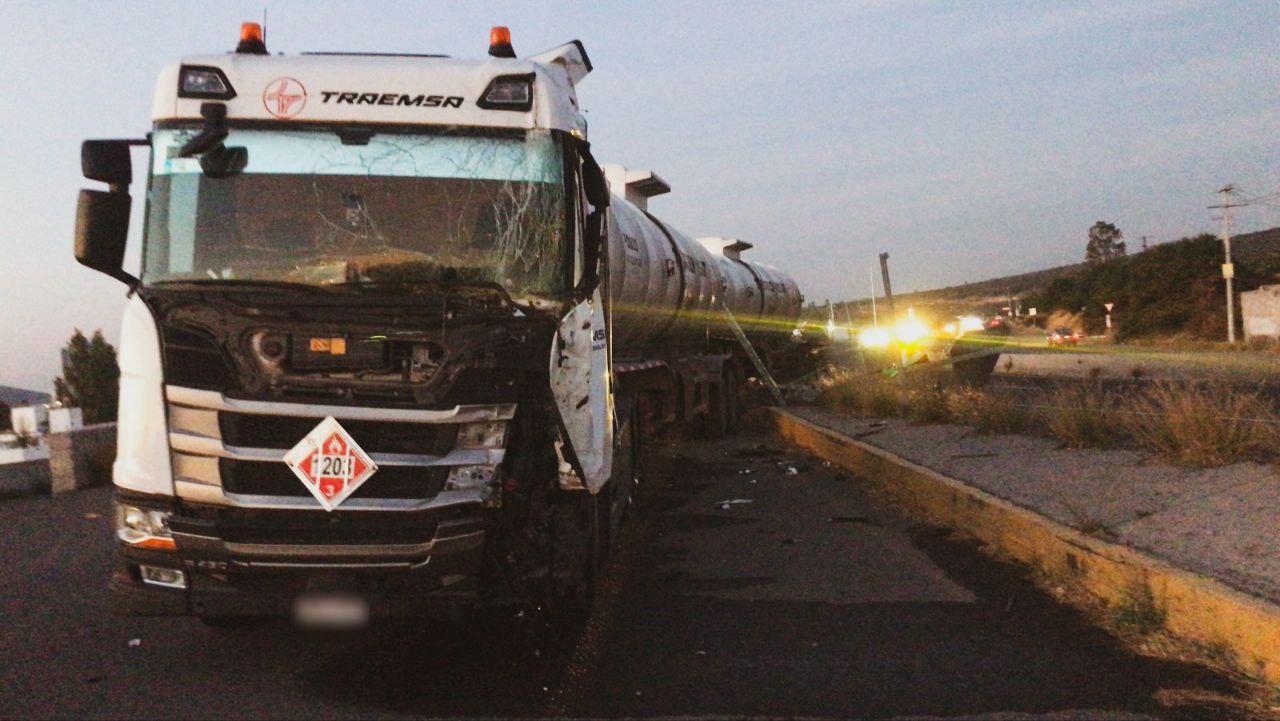 Lee más sobre el artículo Autotanque con dos remolques, sale del camino en Libramiento Norponiente a la altura de  Real de Juriquilla