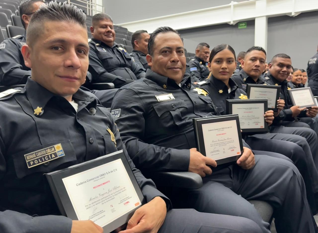 Lee más sobre el artículo OXXO reconoció la labor de 38 policías de la SSPMQ, por su participación en detenciones en flagrancia y su labor permanente para presentar el orden y tranquilidad