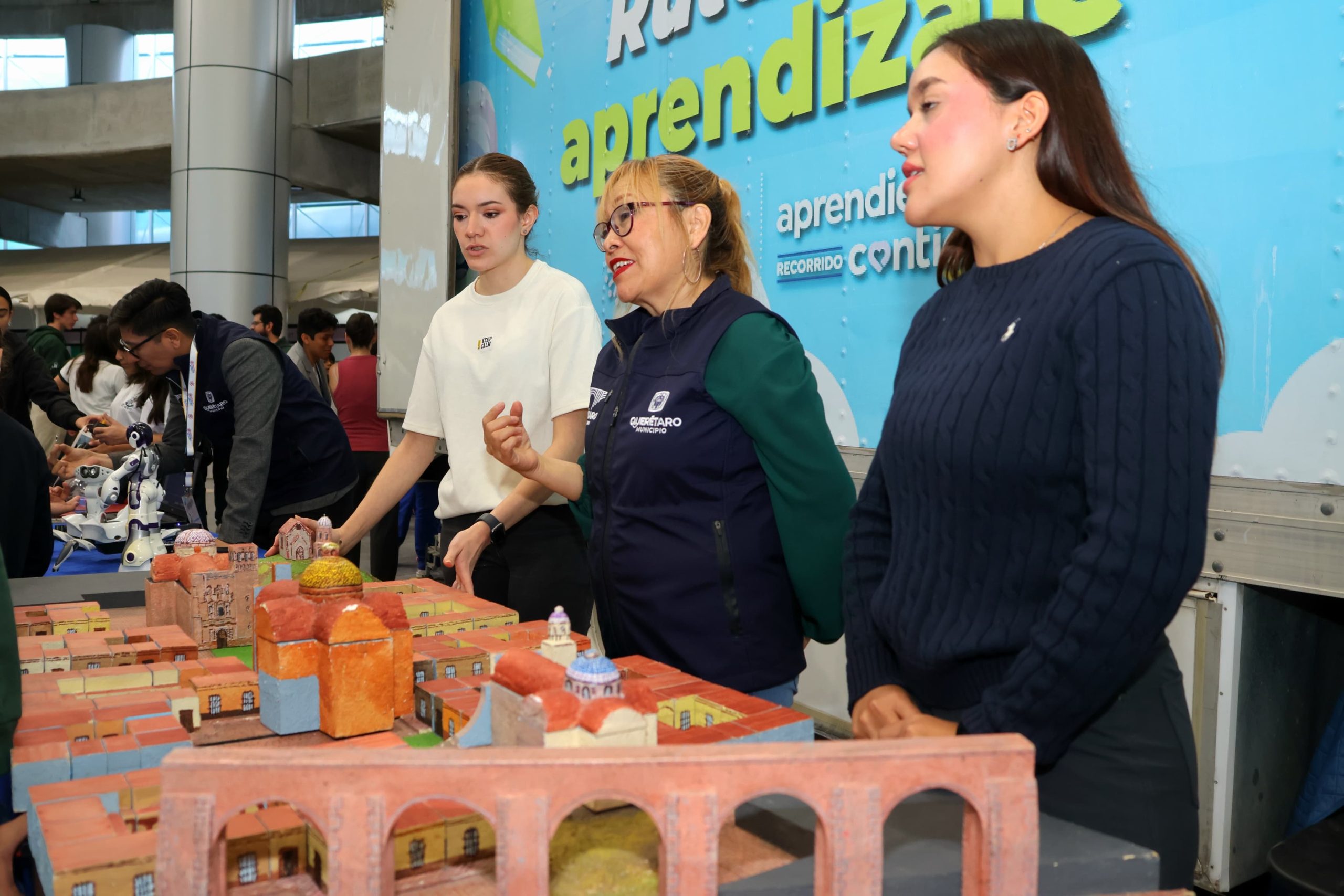 Lee más sobre el artículo Inaugura titular de la SEDEQ la Feria de Ciencias 2024