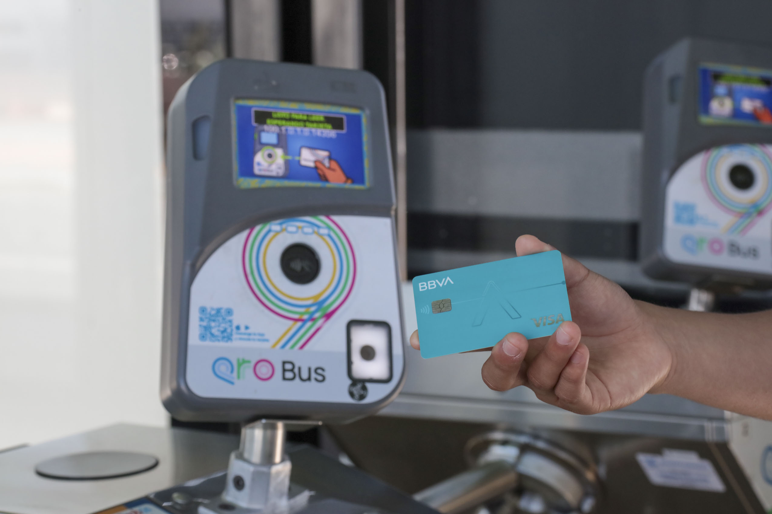 Lee más sobre el artículo Mañana viernes, arranca pago con tarjeta bancaria en las 13 rutas troncales Qrobus; aplica para Visa o Mastercard con tecnología contactless