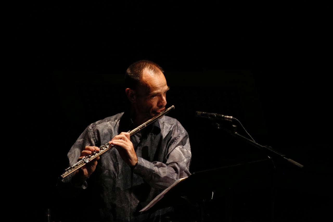 Lee más sobre el artículo Vincent Touzet trae a la Galería Libertad, “Reflejos”, una presentación de flauta en multicanal y medios electroacústicos