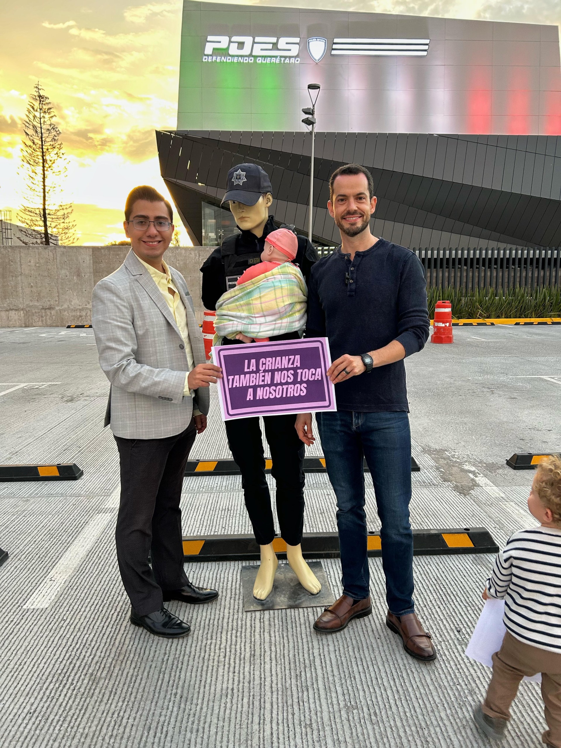 Lee más sobre el artículo Diputado Ospital, promueve con maniquíes publicación de la Ley de Paternidad