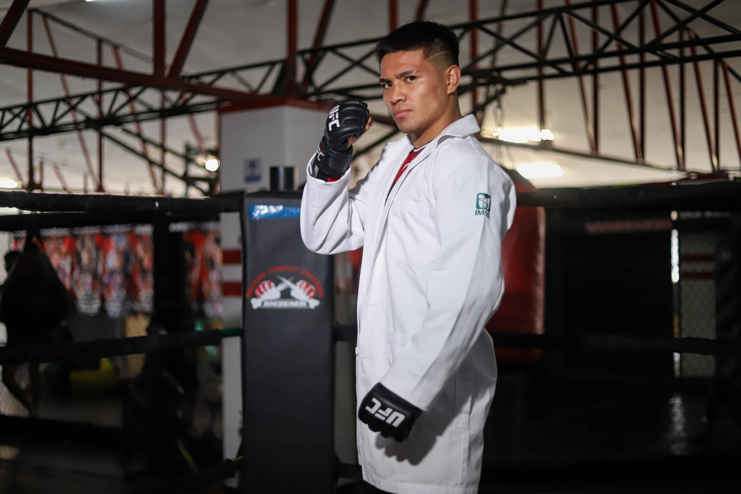 Lee más sobre el artículo Médico del IMSS que atendió pandemia de COVID-19 debutará a inicios de 2025 en la UFC de artes marciales mixtas