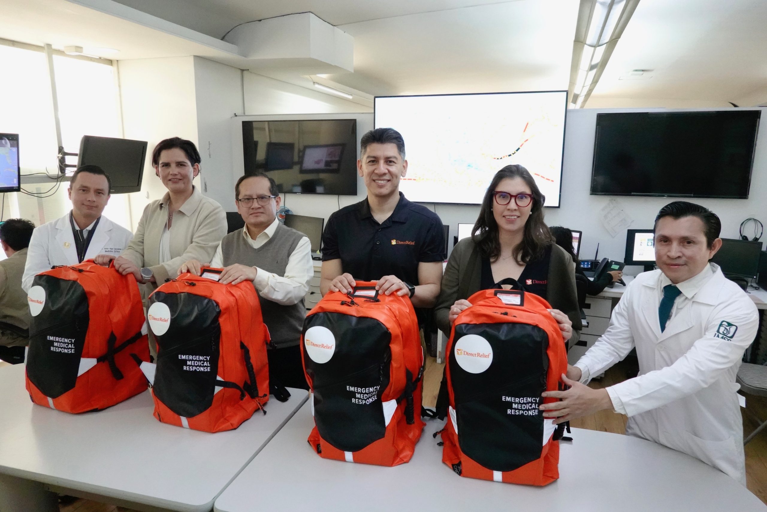 Lee más sobre el artículo Recibe IMSS, donativo de 30 mochilas tácticas para la atención de desastres y emergencias
