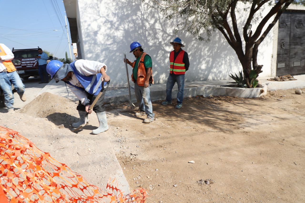 Lee más sobre el artículo Con una inversión cercana a los seis millones de pesos, alcalde supervisa obras en calles de la colonia Ampliación Loma Bonita en la Delegación Félix Osores