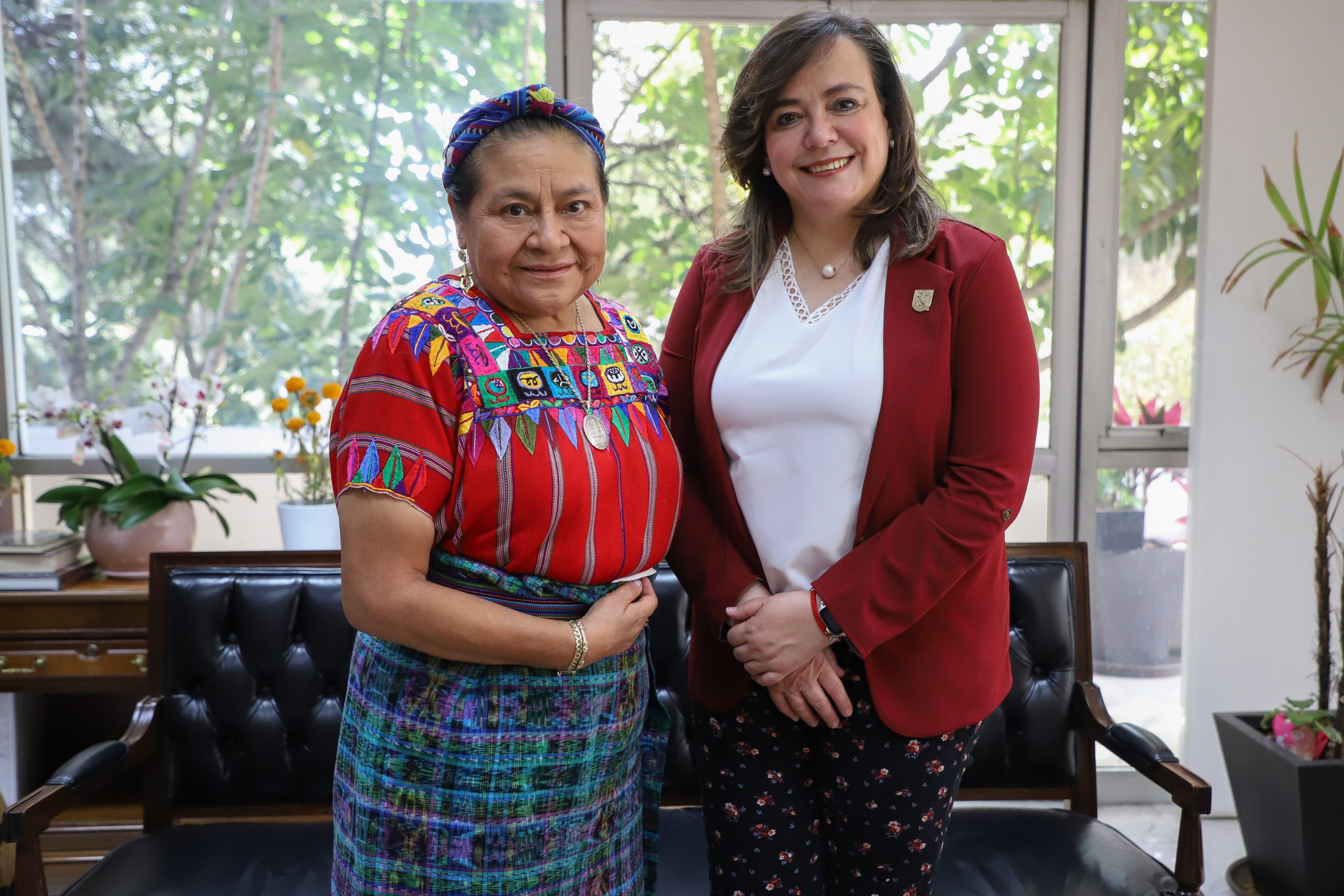 Lee más sobre el artículo Recibe rectora UAQ, Dra. Silvia Amaya, a la Premio Nobel de la Paz, Rigoberta Menchú